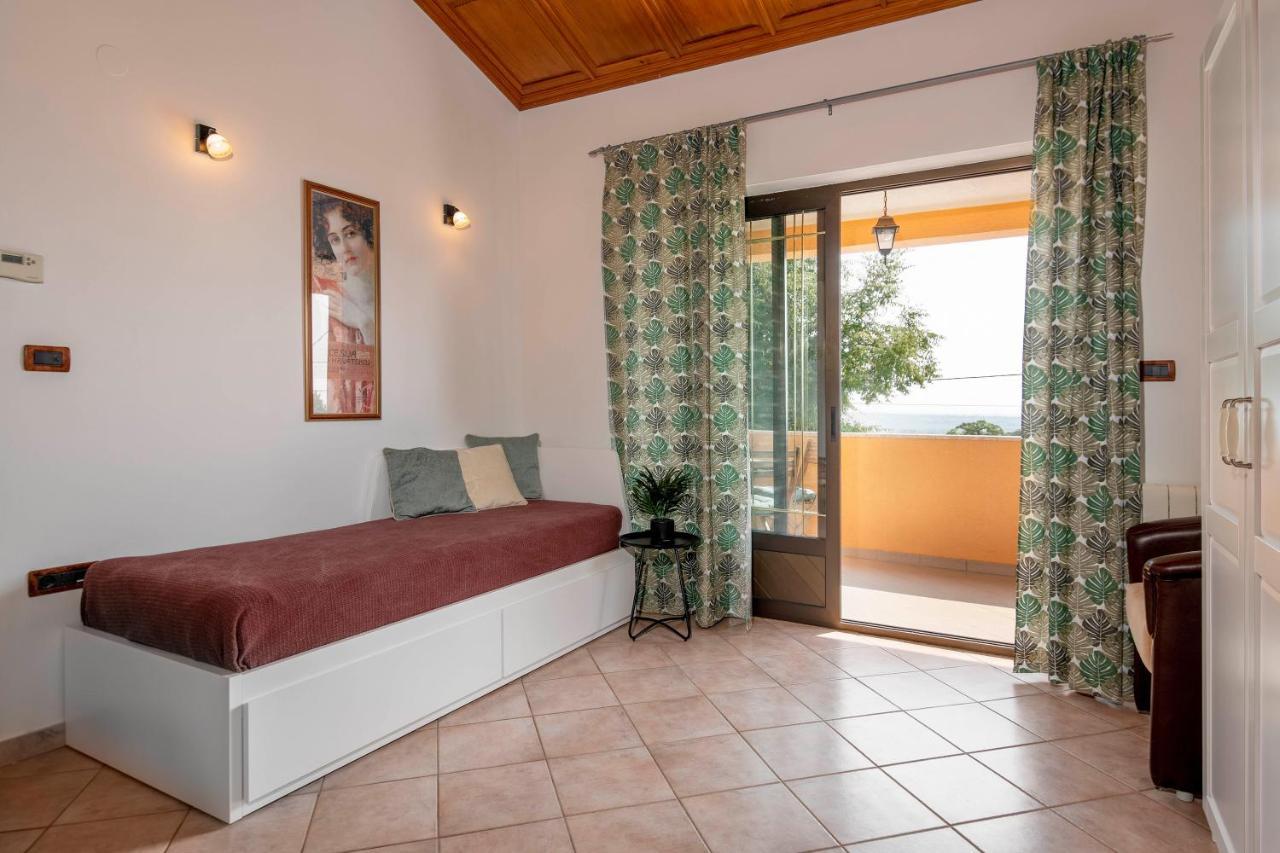 Villa Margerita With Private Pool, Yard And Parking Kaštelir Exteriér fotografie